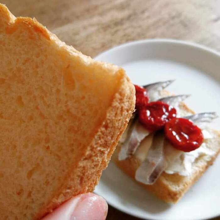 もう一枚のぱんをのせてサンドします