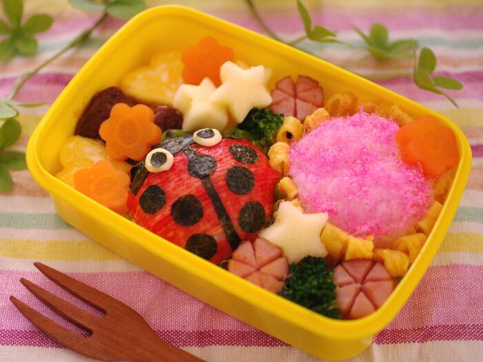 春テントウムシのキャラ弁当(おにぎり)