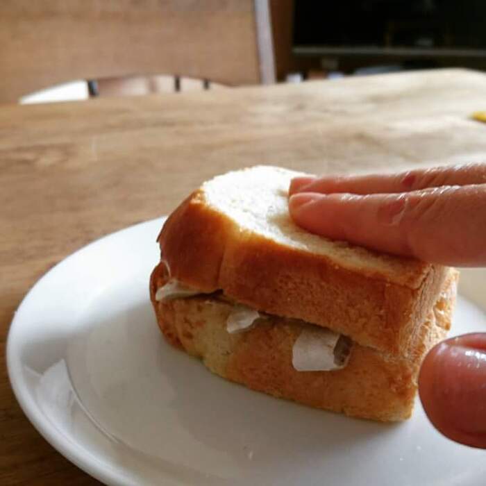 サンドしたら軽く押して馴染ませます