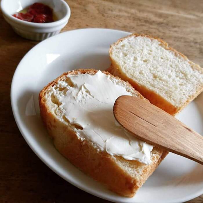 クリームチーズをたっぷり塗ります