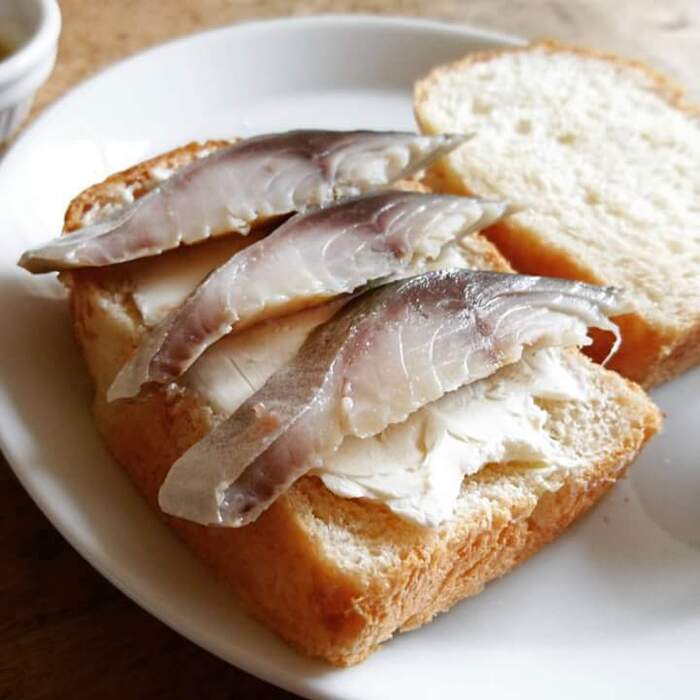 しめさばをのせます