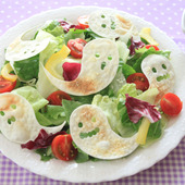 餃子の皮で!ハロウィンのお化けサラダ