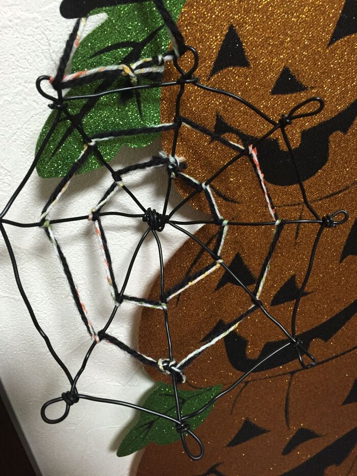 ③捩った毛糸をクモの巣の内側に引っ掛けていきます。カラフル鉛筆部分です。