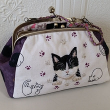 【ハンドメイド】猫と肉球の刺繍がいっぱい/お財布にもなるバッグ