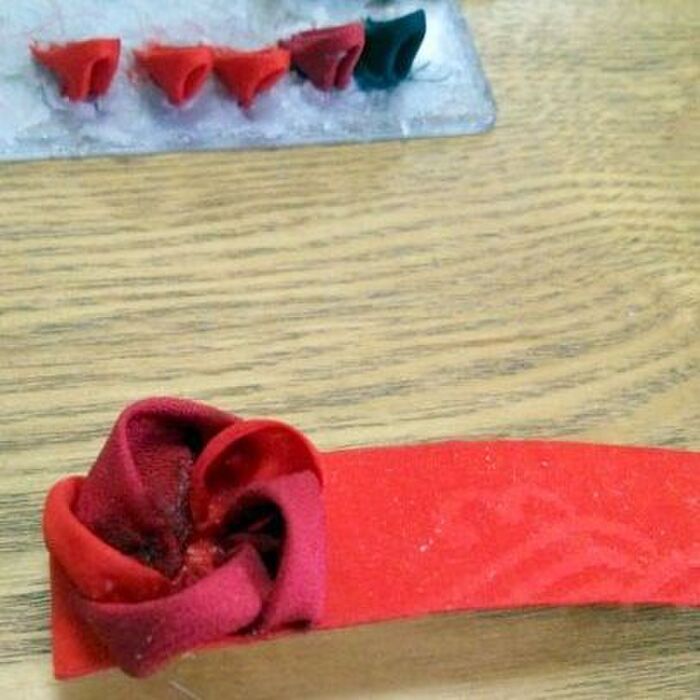 丸つまみを接着していく!