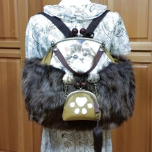 がま口を持った猫リュック/肉球いっぱい尻尾ブラブラバッグ