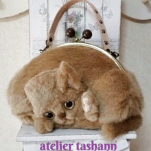 歩くぬいぐるみ?バッグになったふわもこ猫