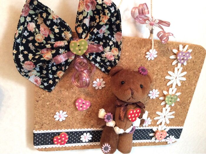 四角い コルクボードに 黒を 効かせて アレンジ デコレーション♪