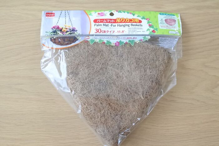 次にダイソーパームマットを使って…