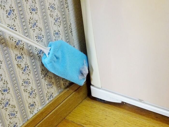 奥までクイッと差し込んでスッキリ! スキマのヨゴレ取りモップ