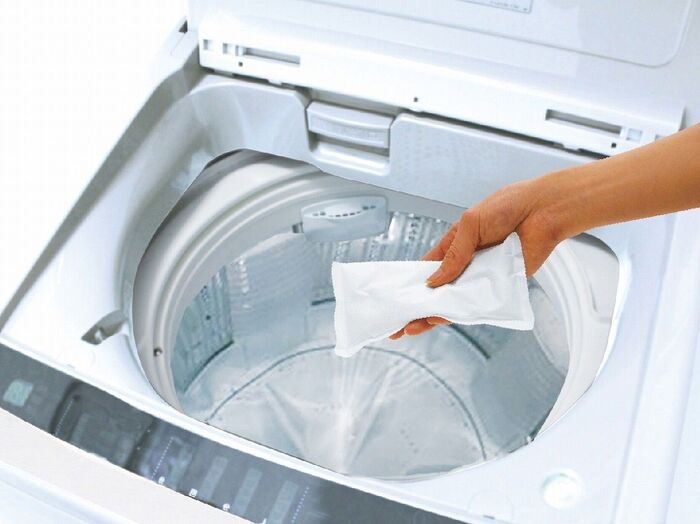 「カラーサイン付洗濯槽クリーナー」は袋ごとポンと入れるだけ。水の色が変わって洗浄完了をお知らせ！
