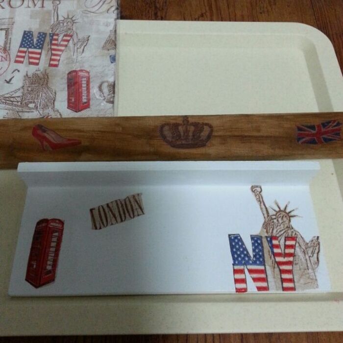 それぞれ貼れたらフックをネジ止めする