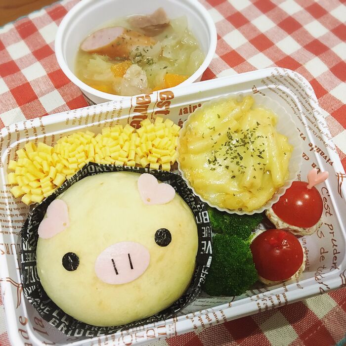 型とハサミで簡単にできちゃう♪ まん丸白パンでブタさんデコ弁当