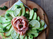 春巻きの皮救済レシピ! アボカドと生ハムのチーズピザ!