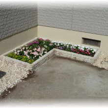 殺風景な玄関周りに花壇をDIY