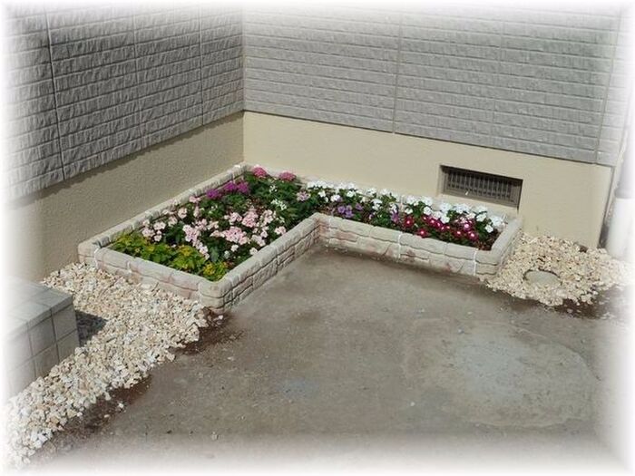 殺風景な玄関周りに花壇をDIY