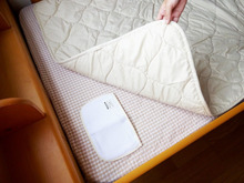 「ダニさそってポイ」置くだけでダニを捕獲! 殺虫剤不使用のダニ誘引・吸着シート