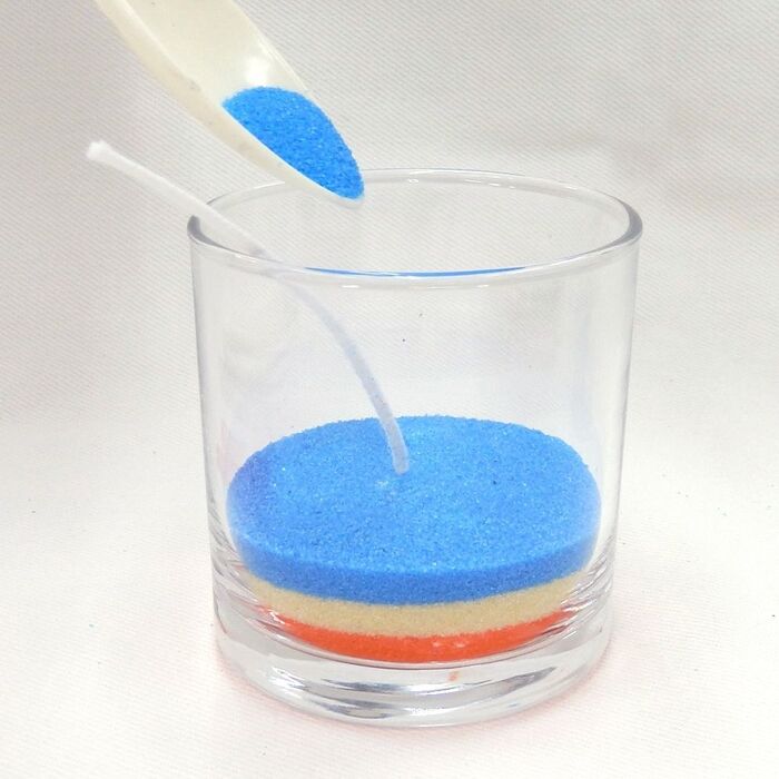 Step 1:グラスにカラーサンドを入れる。
