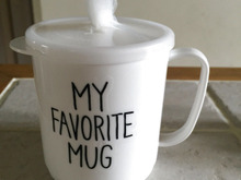 100均セリアの蓋つきマグで排水口ネット収納。