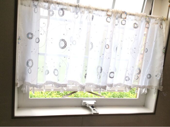 カフェカーテンを 突っ張り ました♪