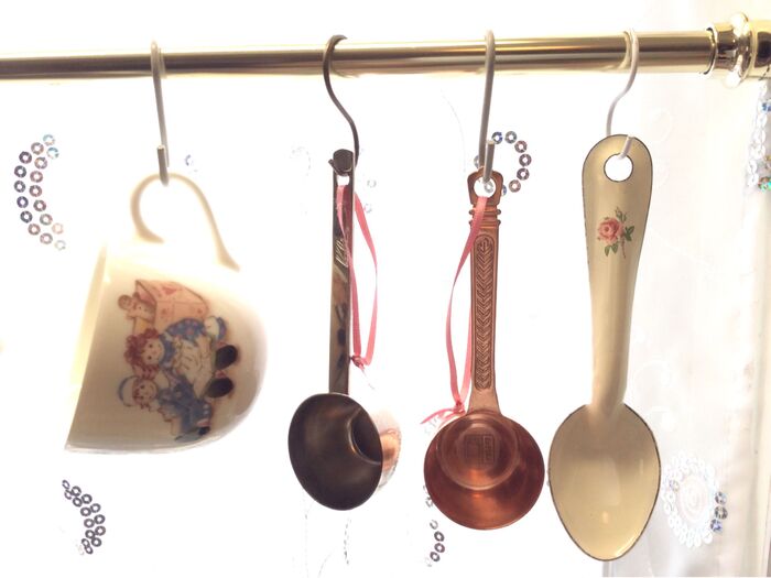 コーヒーの メジャーカップも ぶら下げ収納♪