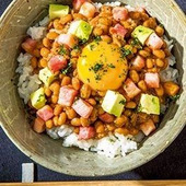 5分で完成!朝ごはんにぴったり「納豆ベーコンアボカドごはん」