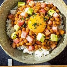 5分で完成!朝ごはんにぴったり「納豆ベーコンアボカドごはん」
