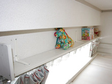 カーテンレールの上を活用して!本棚をDIY