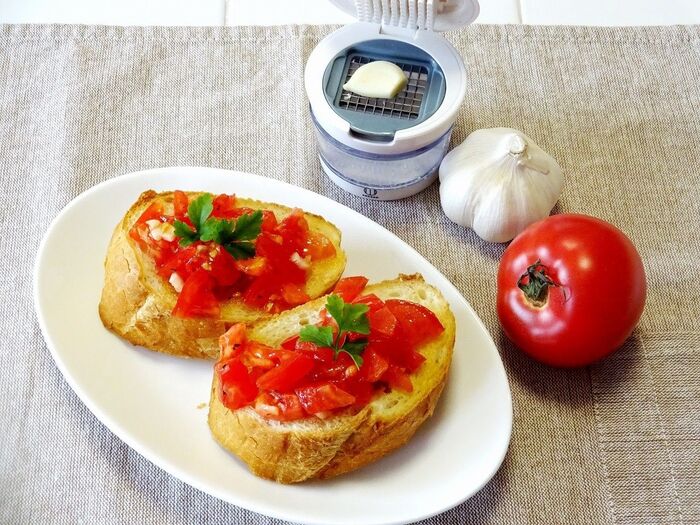手もよごさず臭いもつけずに、にんにく香る「ブルスケッタ」を作る裏ワザ