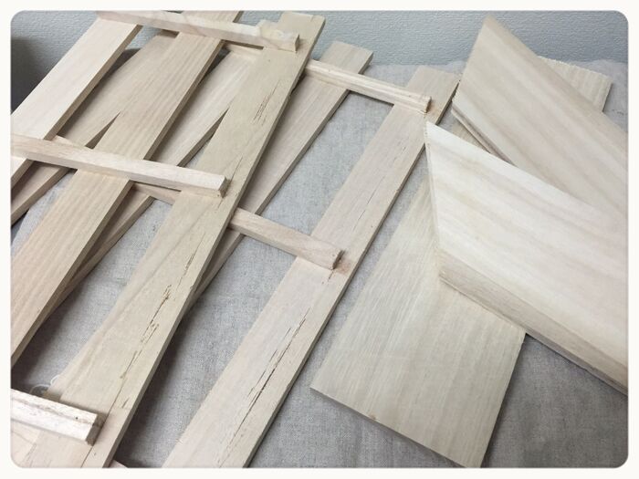 すのこ1枚と木板を切ります。