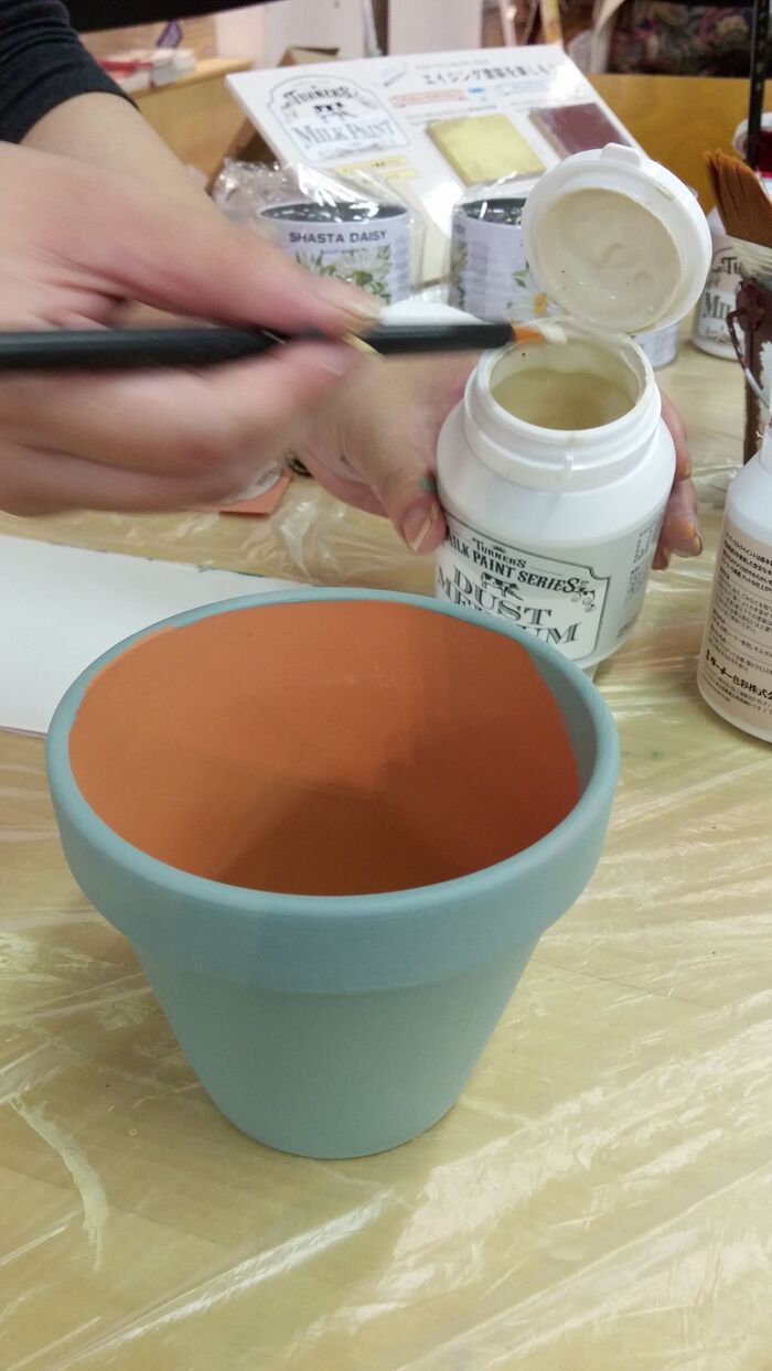 植木鉢に色塗り体験コーナー