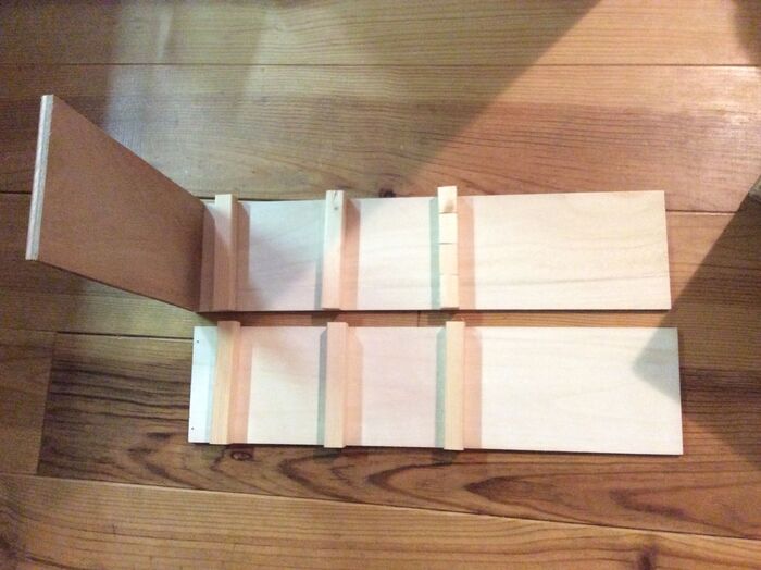 ベニヤ板で上下の支えを作る。