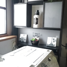 パーテーションにもなる一台三役な隙間収納シェルフ