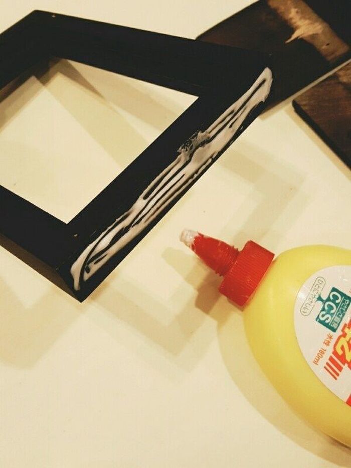 フォトフレームの接着部分にボンドをつける