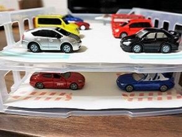 100均の書類用トレイで、子供が喜ぶミニカー収納