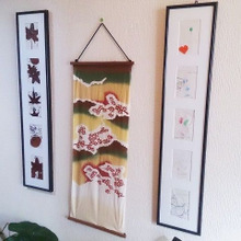 子供の絵と季節の手拭でお出迎え玄関