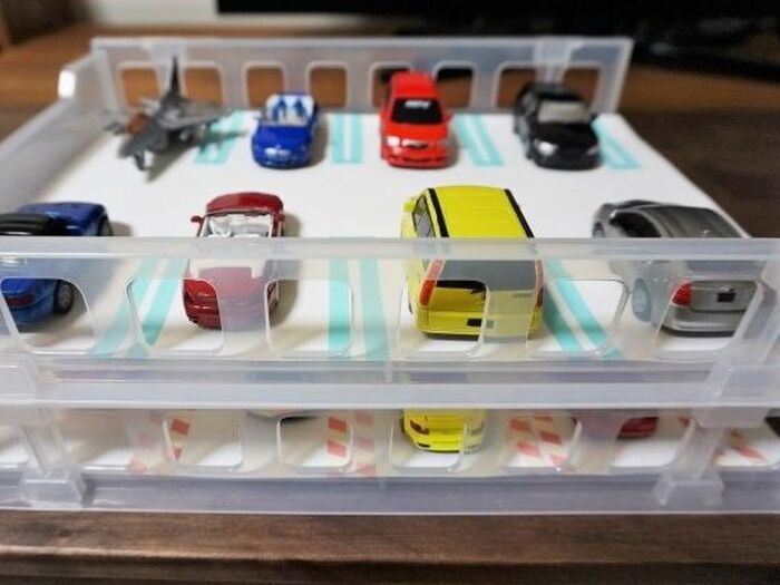 遊び終わったら、書類トレイを重ねて立体駐車場に!