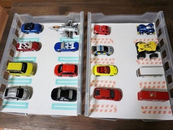 ミニカーを並べて遊べます。