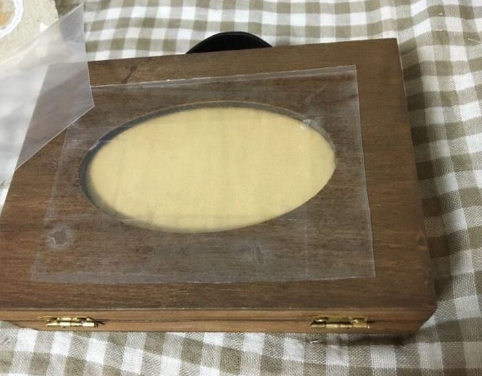 ケースに貼ります