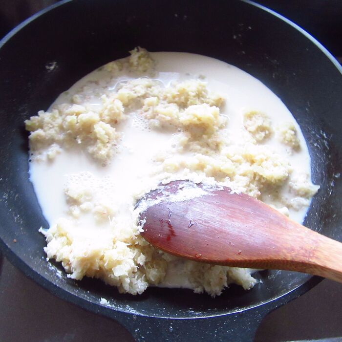 米粉と豆乳をいれる。