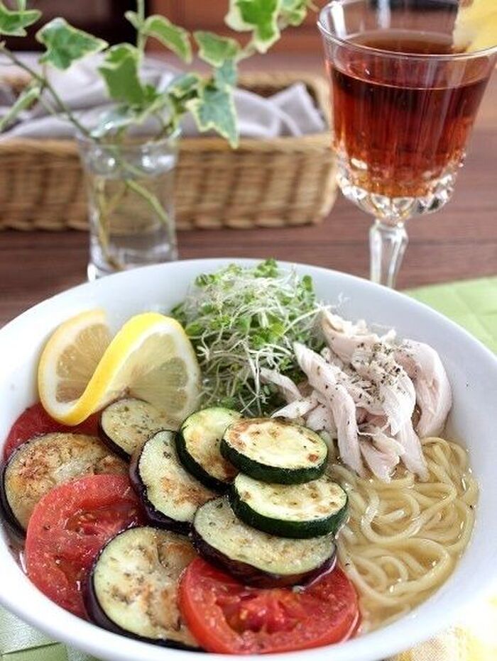 女子会ランチにおすすめ!たっぷり焼きベジと鶏ささみの塩レモンスープ♪ラ王アレンジラーメン