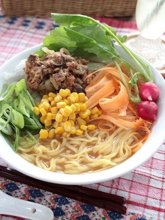 サバ味噌煮缶で味つけ不要&しゃきしゃきカラフル根菜で栄養たっぷり♪ラ王アレンジ