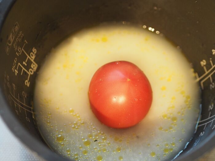 炊飯器に丸ごとポン！「トマト丸ごとごはん」は味もインパクトも◎【作ってみた】