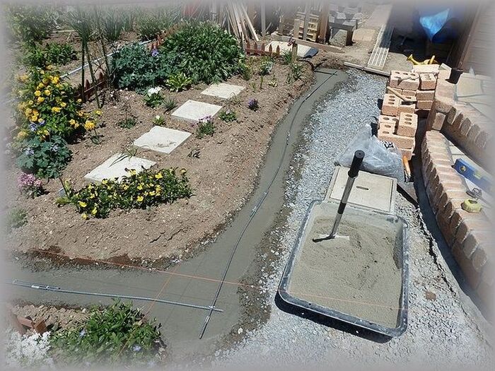 ~花壇基礎と小路の下地つくり~