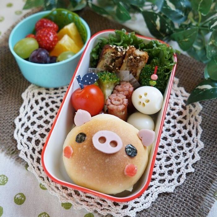 まんまるパンでブタちゃんなお弁当♪