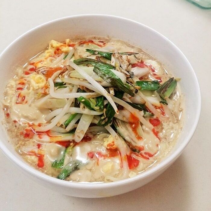 ラ王の麺を使ってアレンジ！ゴマの香りが食をそそる野菜タンタン麺