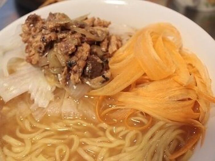 大根の上にサバ味噌煮缶をのせる