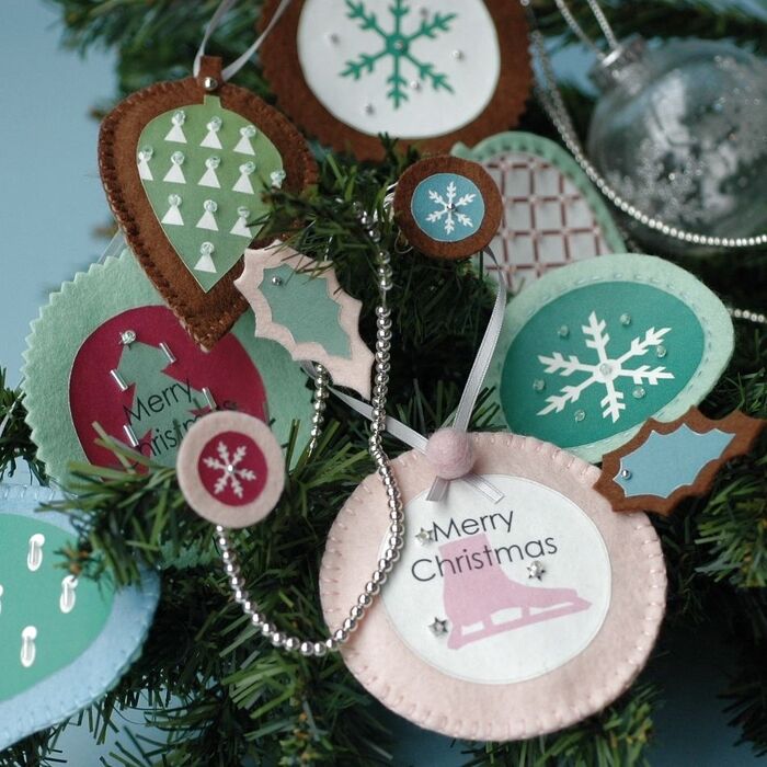 クリスマスは赤や緑に限定せずに色を楽しむ