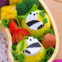 ハートの型で作るパンダちゃんのキャラ弁