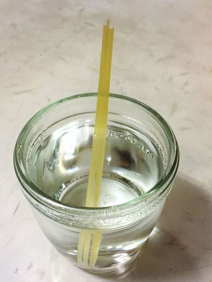 パスタで釣り竿を作ります。